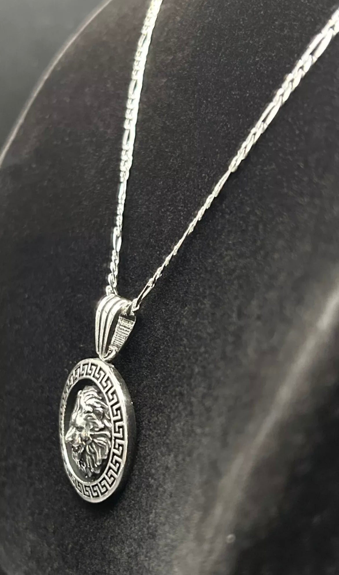 Löwenkopf Anhänger mit Figaro Kette – 925 Sterling Silber – 3D Löwen-Design