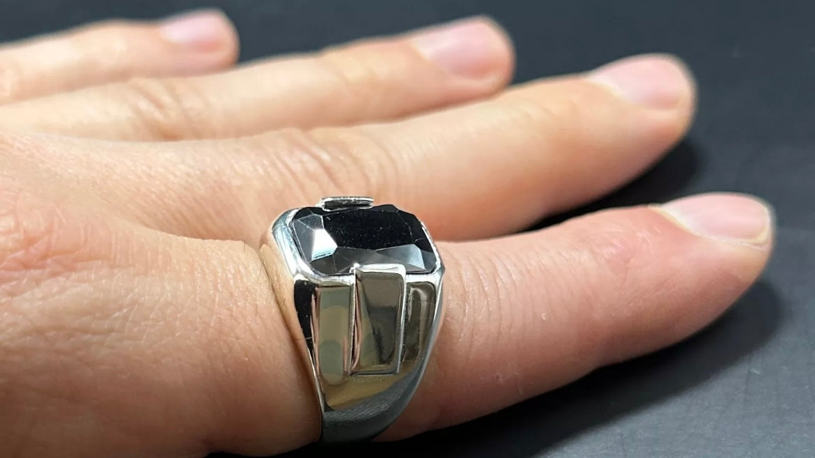 Herrenring aus 925 Sterling Silber mit schwarzem Zirkonia | Massiver Siegelring