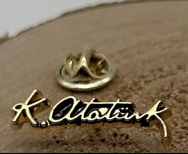 K.Atatürk Anstecknadel-Pin Gold – Atatürk imza Yaka Rozeti