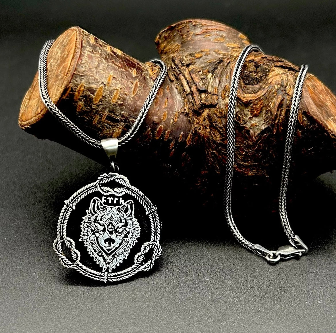 Bozkurt Wolf Anhänger mit 60 cm Fuchsschwanzkette – 925 Sterling Silber | Göktürk “TÜRK” Inschrift