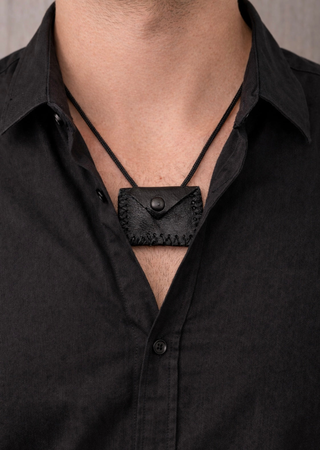 Cevşen Muska 6 cm Kette aus echtem Leder – mit Ayetel Kürsi & Dua Surah